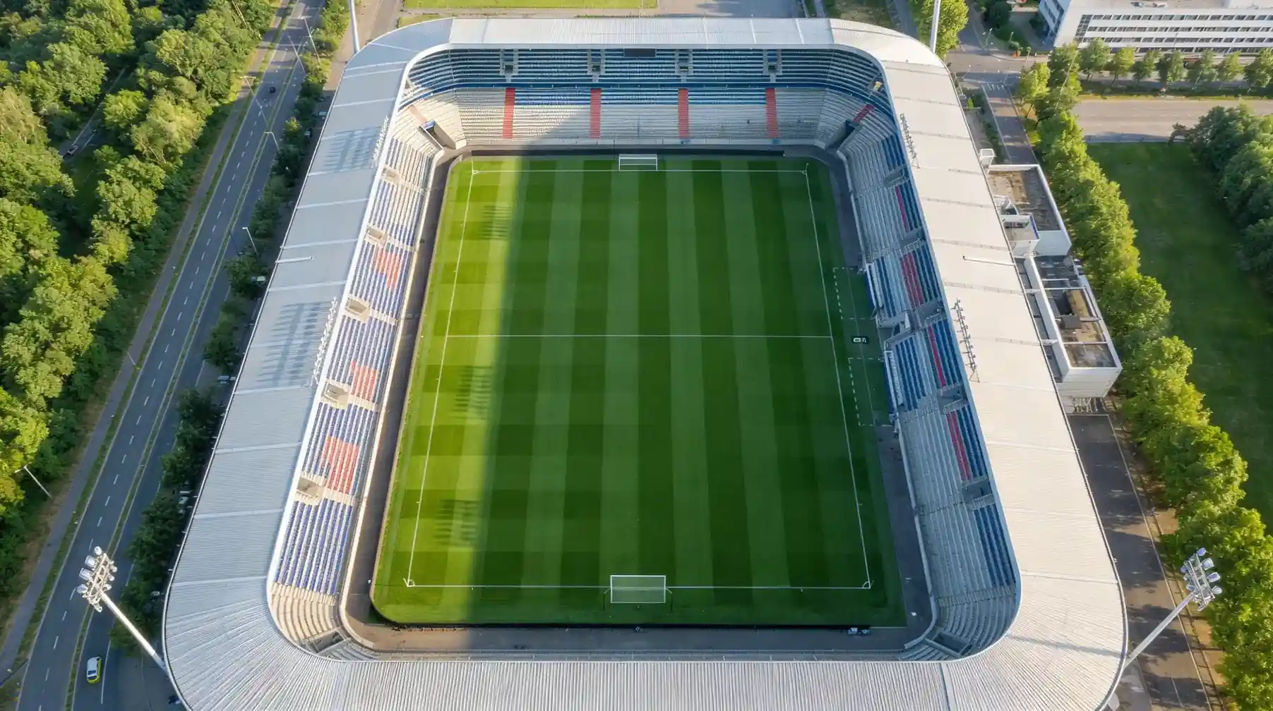 Campo de fútbol de la Ligue 1 con líneas reglamentarias